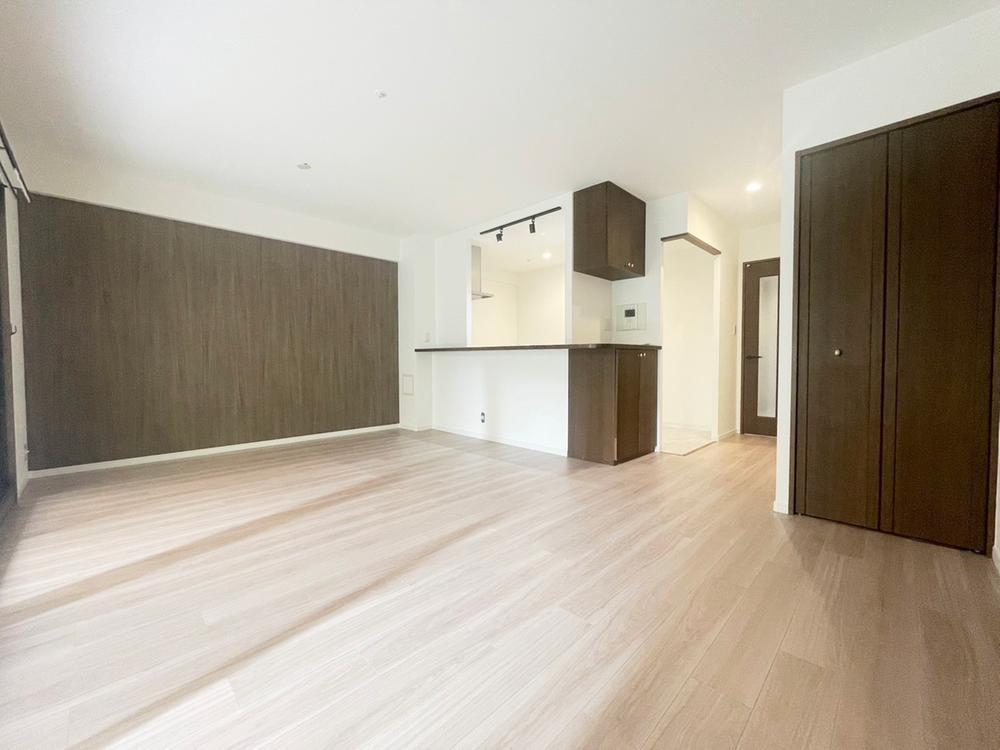 ダイアパレス枚方山田池公園の居間・リビング|LDK16.4帖
■物件内覧・資金計画相談・住宅ローン相談、リフォーム相談、お問合せ受付中■
※当日・翌日のご内覧、ご相談はお電話でのお問合せがスムーズです！