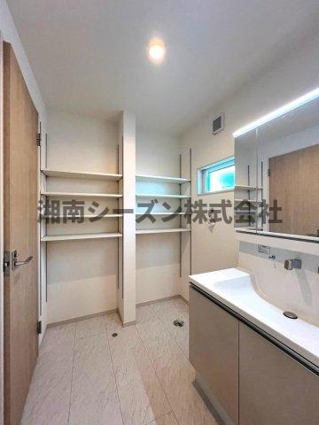 【独立洗面台】 | 洗面室には可動式の収納棚を完備◎
用途に合わせて高さ調整も自由自在ですね♪