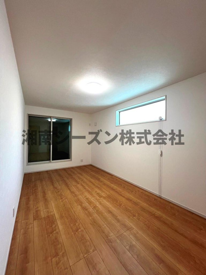 【洋室】 | プライベートルームは全室ゆったり６帖以上！
全室２面採光なので、風通りも良好ですよ♪