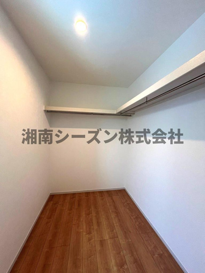 【収納】 | 全室収納に加えメイン居室には大型「WIC」を完備◎
面倒な衣替えの手間を省きます♪