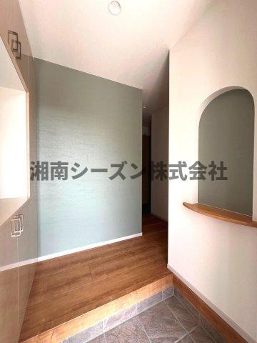 【玄関】 | 空間にメリハリつくアクセントクロスを使用した玄関スペース！
お気に入りの小物は「ニッチ」に飾ってみませんか♪