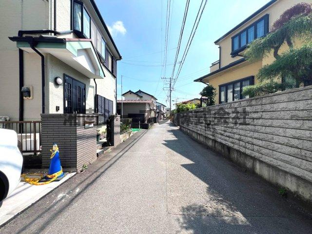 【周辺】 | 小・中学校近く、コンビニ（徒歩２分）
暮らしやすさもお墨付きですよ♪