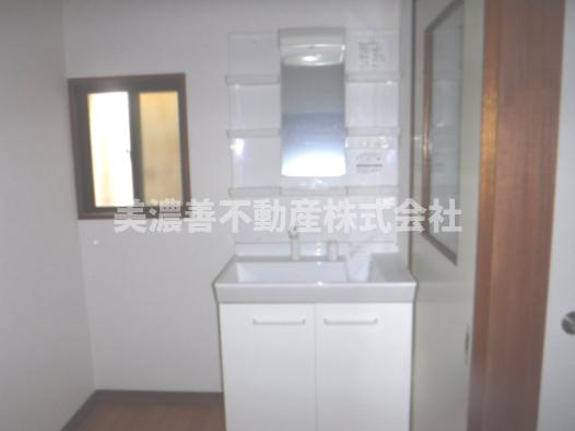 ６４０８３　岐阜市日ノ本町1丁目中古戸建(借地)の独立洗面台
