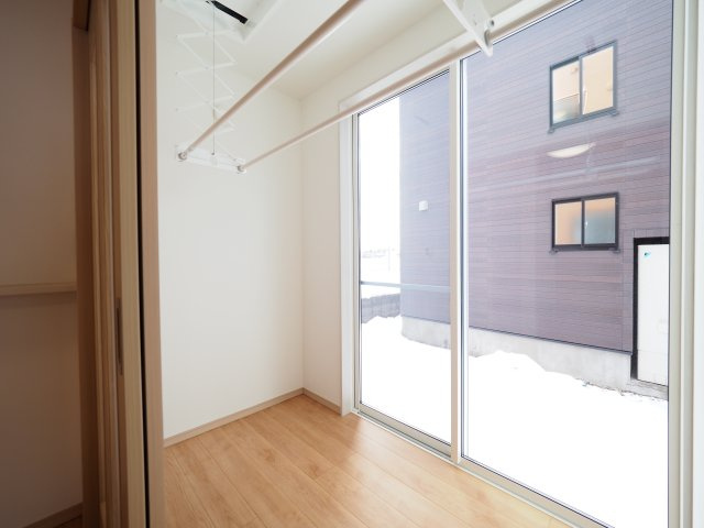 【居間・リビング】 | 【新築建売住宅 】大仙市花館字東石田No4 花館小学校区のオール電化 3LDK | サンルーム