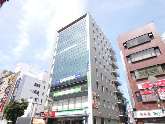 船橋市前原西２丁目の事務所の外観|1階がコンビニファミリーマートのビルです