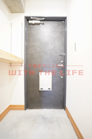 アッパーヤード【キャッシュバック対象物件】の玄関|明るい玄関です