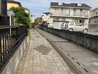 【前面道路含む現地写真】 | 越谷市平方南　売地　 | 南側は遊歩道になっているので陽当たり良好です