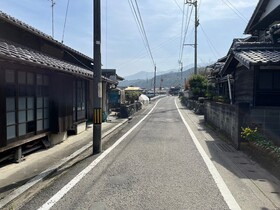 売土地の前面道路含む現地写真