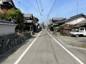 売土地の前面道路含む現地写真