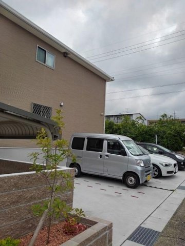 プロスペリタ天白川緑地南の駐車場|車をお持ちの方に嬉しい駐車場付きの物件です