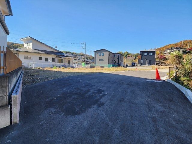 高崎市寺尾町　売地の前面道路含む現地写真