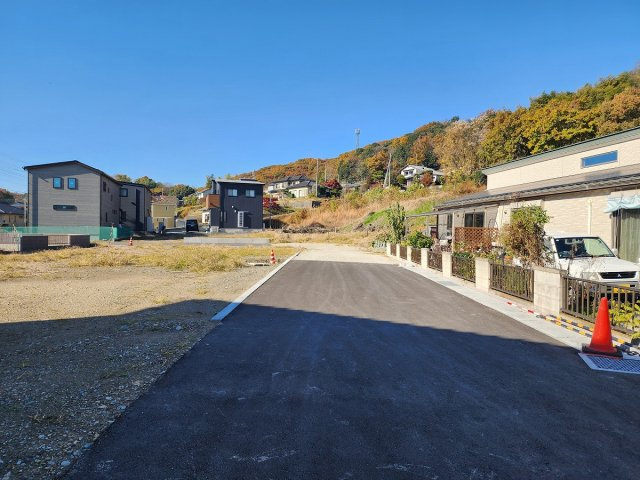 高崎市寺尾町　売地の前面道路含む現地写真