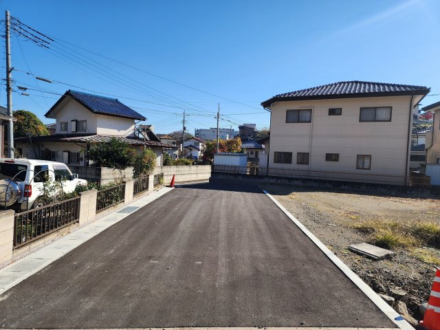 高崎市寺尾町　売地の前面道路含む現地写真