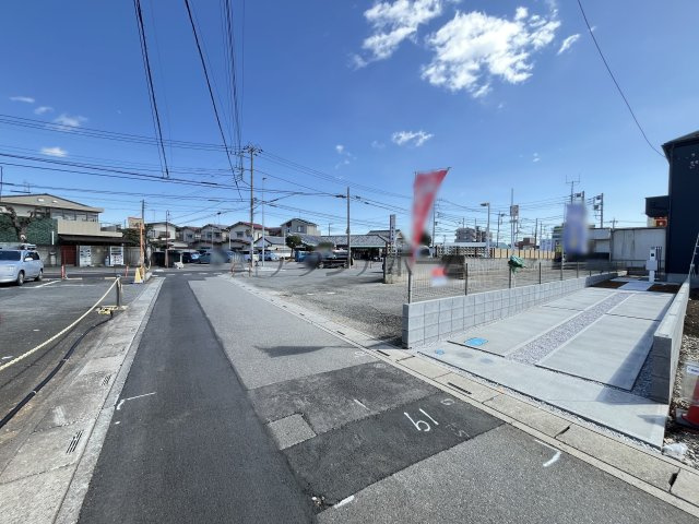 入間市大字下藤沢・全1棟　新築一戸建　～全居室6帖以上～の前面道路含む現地写真