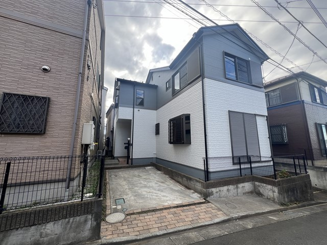 川越市大字下松原の中古一戸建の外観|屋根・外壁塗装済みで外観もキレイな中古戸建です。
カースペースもあります。