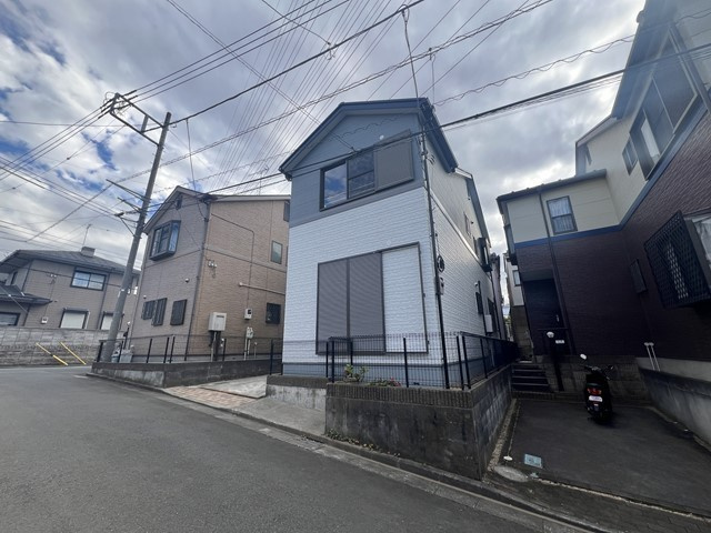 川越市大字下松原の中古一戸建の前面道路含む現地写真|前面道路は6mあり、開放感があります。