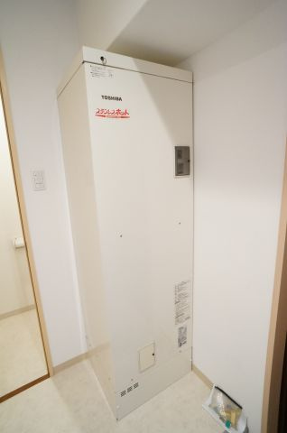 リーガルコート山本駅前の設備|温水器は玄関の横