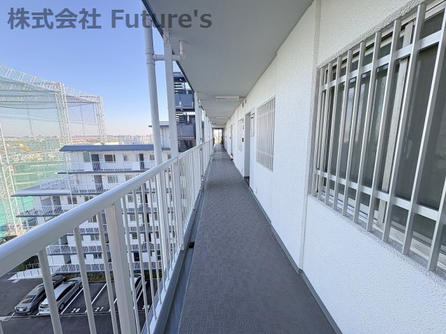 ハイラーク三郷のその他共用部分|玄関前共用通路の写真です