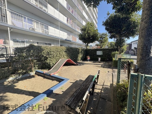 ハイラーク三郷のその他共用部分|小さいお子様がいる方に嬉しい敷地内に公園付きです