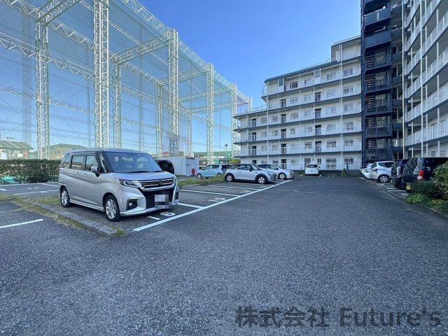 ハイラーク三郷の駐車場|敷地内駐車場完備（要空き・料金確認）