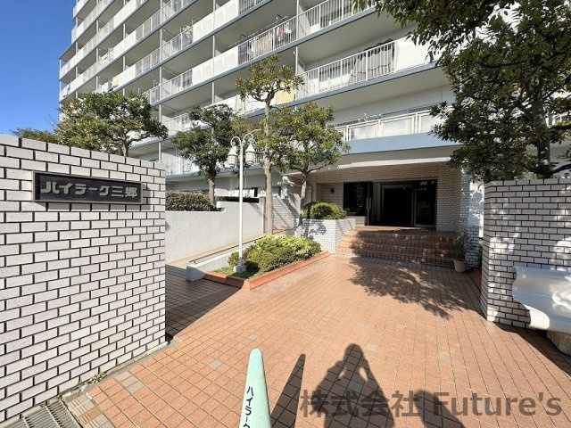 ハイラーク三郷のエントランス|マンションエントランスです