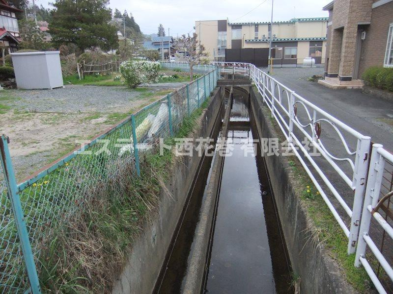 花巻市東和町土沢8区　土地の前面道路含む現地写真|南西側にある水路