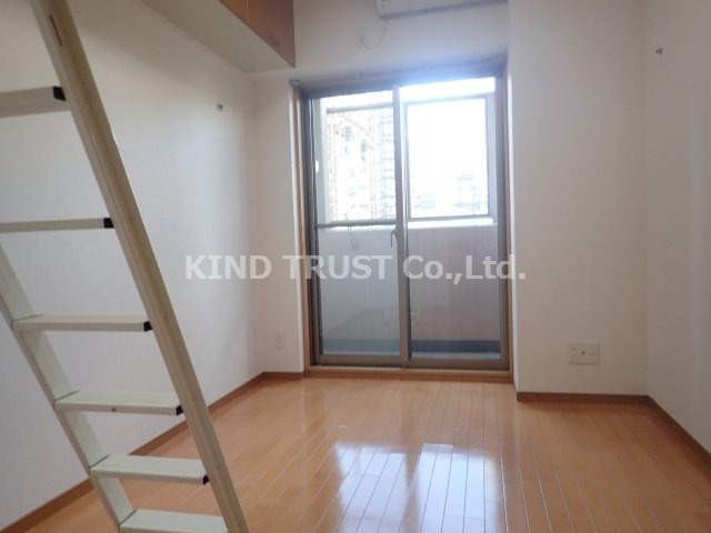 エステムコート梅田茶屋町デュアルスペースの居間・リビング|明るいお部屋です