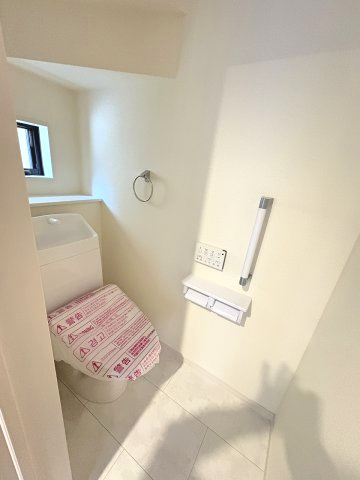 【トイレ】 | 春日市一の谷1丁目　3号棟（全4棟）【仲介手数料無料・0円】 | 現地写真。1階のトイレです。