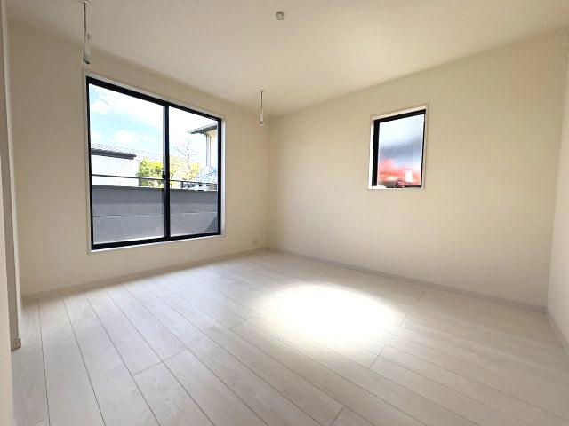 【寝室】 | 春日市一の谷1丁目　3号棟（全4棟）【仲介手数料無料・0円】 | 現地写真。2階主寝室です。