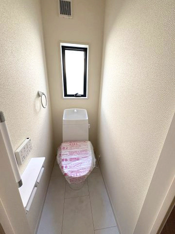 【トイレ】 | 春日市一の谷1丁目　3号棟（全4棟）【仲介手数料無料・0円】 | 現地写真。2階にもトイレです。