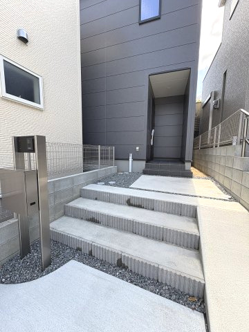 【玄関】 | 春日市一の谷1丁目　3号棟（全4棟）【仲介手数料無料・0円】 | 現地写真。