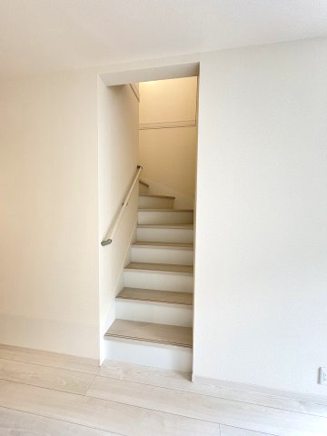 【内装】 | 春日市一の谷1丁目　3号棟（全4棟）【仲介手数料無料・0円】 | 現地写真。2階へ上がる階段です。手摺もついて安全ですね。