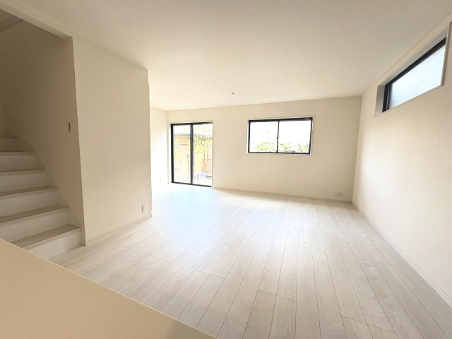 【居間・リビング】 | 春日市一の谷1丁目　3号棟（全4棟）【仲介手数料無料・0円】 | 現地写真。