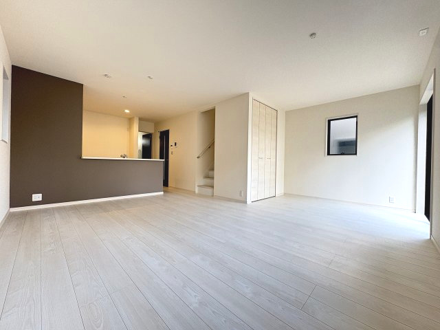 【居間・リビング】 | 春日市一の谷1丁目　3号棟（全4棟）【仲介手数料無料・0円】 | 現地写真。リビングです。