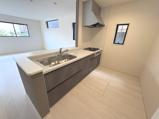 【キッチン】 | 春日市一の谷1丁目　3号棟（全4棟）【仲介手数料無料・0円】 | 現地写真。