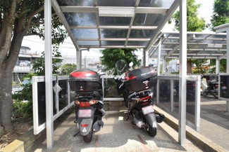 【駐車場】 | バイク置き場。空き区画の有無や駐輪料金、サイズおよび排気量規定などについては、改めてお問い合わせください。～即日のご見学可能～　お問合せはお気軽にどうぞ。