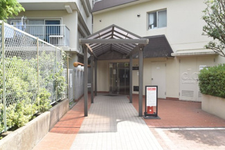 【エントランス】 | お客様を、そして住人を出迎えてくれるマンションのエントランス。ゴミが落ちていないことからも、管理状態の良さや住民の節度の高さが見て取れます。～即日のご見学可能～　お問合せはお気軽にどうぞ。