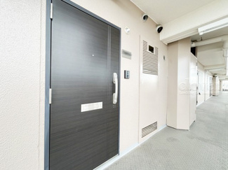 【その他共用部分】 | ダブルロック式の玄関ドアが皆様をお出迎え。お部屋のセキュリティの観点からも、うれしい設備ですね。玄関の色もシックで良い感じです。～即日のご見学可能～　お問合せはお気軽にどうぞ。