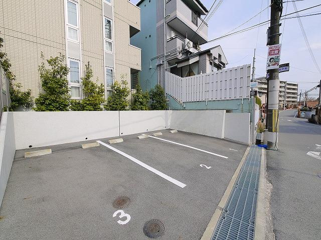 カーサあやめ池の駐車場|駐車場があるので、車を買う予定の方も安心です