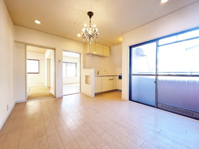 【居間・リビング】 | ライオンズマンション魚崎第3 | 三方角住居の明るい住まい♪3沿線利用可能のため通勤通学に便利な立地