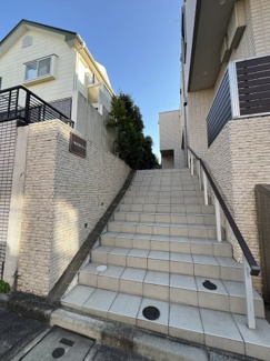 【エントランス】 | 階段を上るアプローチ。オシャレなうえ防犯面でも効果的です！