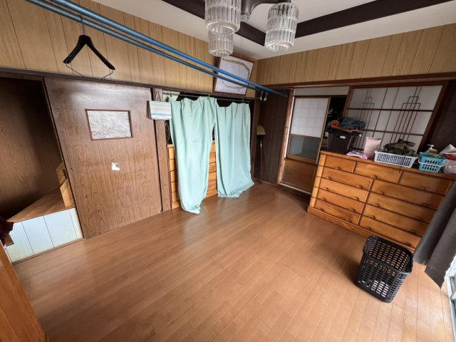 平山新町戸建の洋室