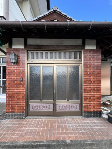 平山新町戸建の玄関