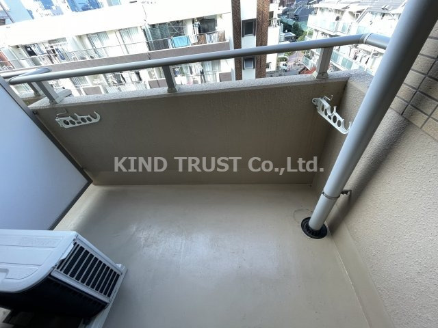 ドゥエリング天満のバルコニー|外からの目が気にならないバルコニーで洗濯物が干せます