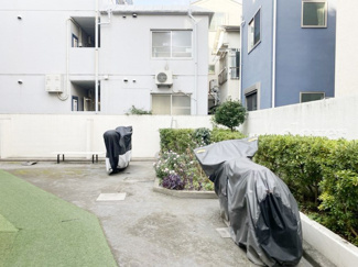 【駐車場】 | バイク置き場。空き区画の有無や駐輪料金、サイズおよび排気量規定などについては、改めてお問い合わせください。～即日のご見学可能～　お問合せはお気軽にどうぞ。