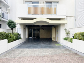 【エントランス】 | お客様を、そして住人を出迎えてくれるマンションのエントランス。ゴミが落ちていないことからも、管理状態の良さや住民の節度の高さが見て取れます。～即日のご見学可能～　お問合せはお気軽にどうぞ。
