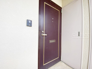 【その他共用部分】 | 皆様をお迎えする、お部屋の玄関ドア。開けやすさや開放角度、ドアノブの操作しやすさや鍵の形状などを、現地で一度ご確認ください。～即日のご見学可能～　お問合せはお気軽にどうぞ。