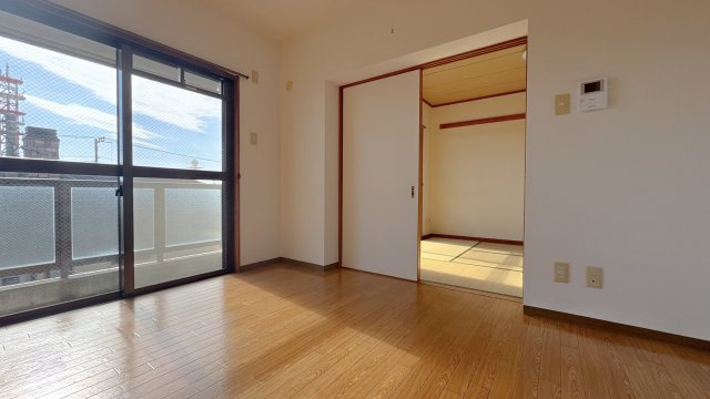五月第二ハイツの居間・リビング|※反転タイプの間取となります。