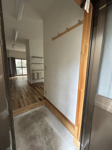 大泉町３－１７－４　戸建の玄関