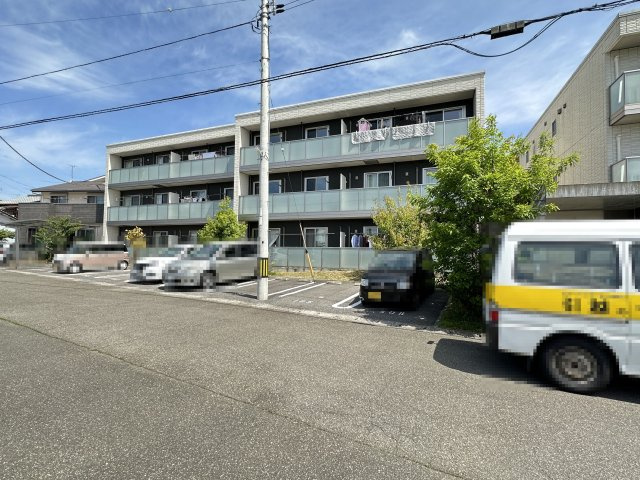 シャーメゾン初月Ⅱ A棟の駐車場